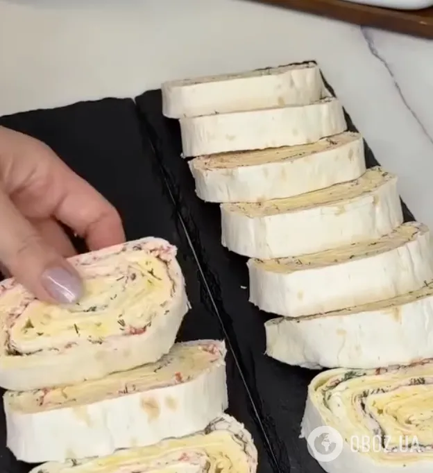 Закусочний рулет із крабовими паличками: рецепт страви для святкового столу за 10 хвилин