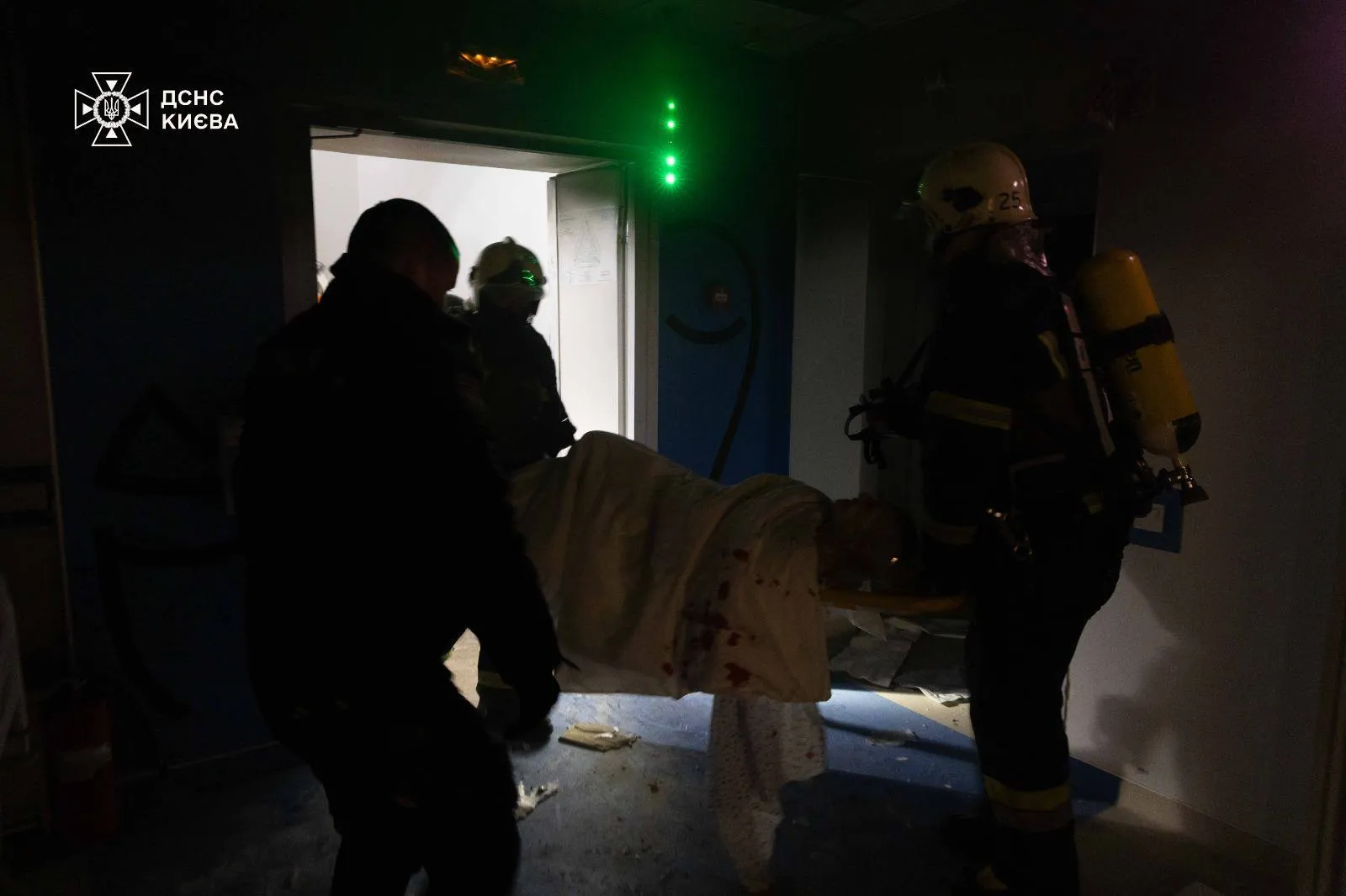 Росія вдарила по Києву: пошкоджено медзаклад, є жертва та постраждалі. Фото та відео