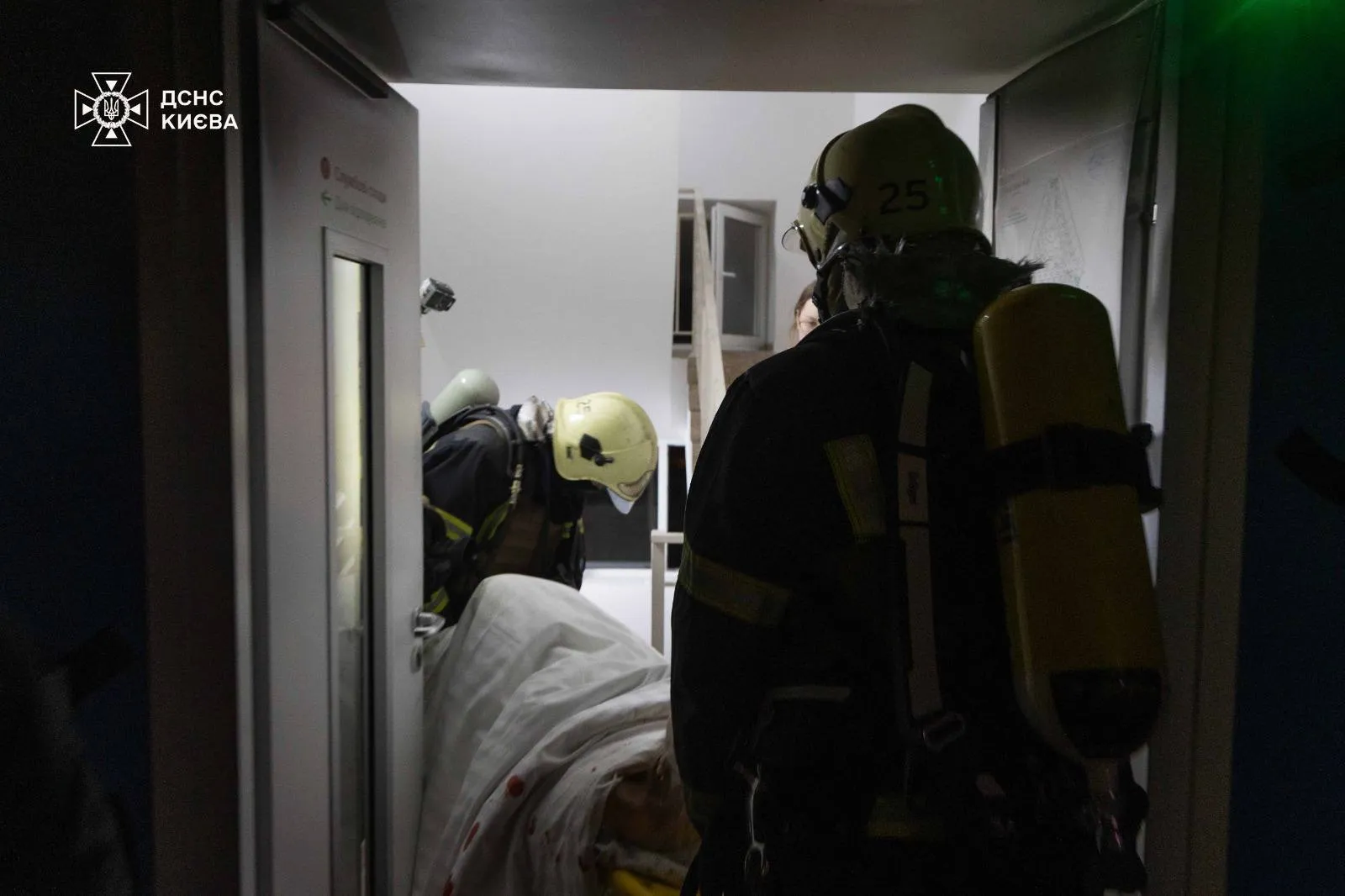 Росія вдарила по Києву: пошкоджено медзаклад, є жертва та постраждалі. Фото та відео