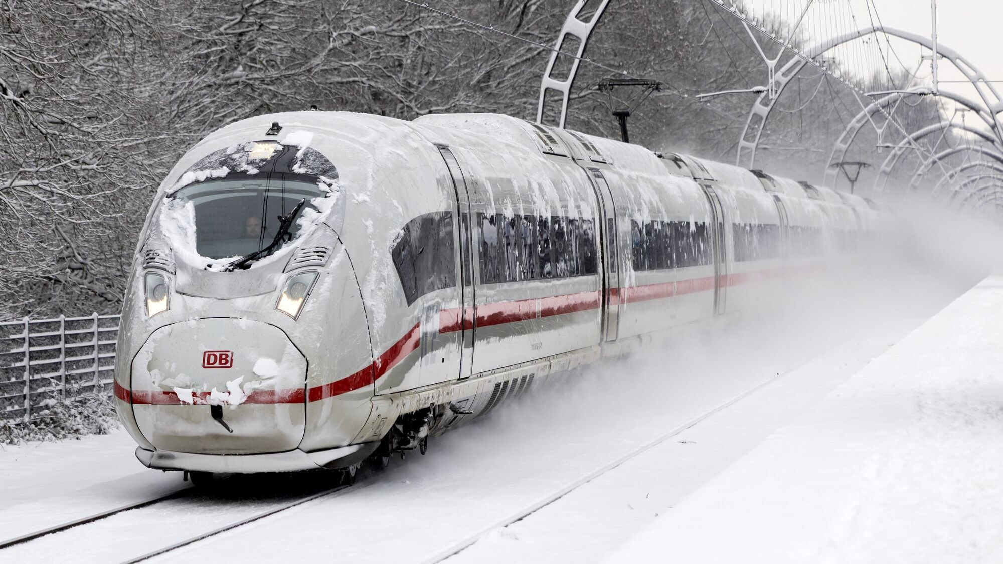 Нидерланды накрыл мощный снегопад: в стране километровые пробки и отменены авиарейсы. Фото и видео