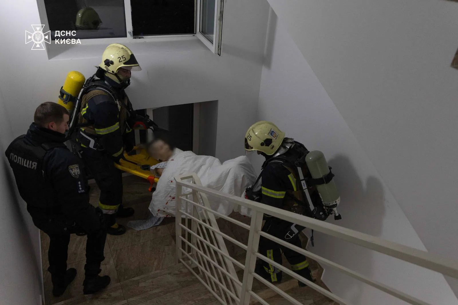 Росія вдарила по Києву: пошкоджено медзаклад, є жертва та постраждалі. Фото та відео