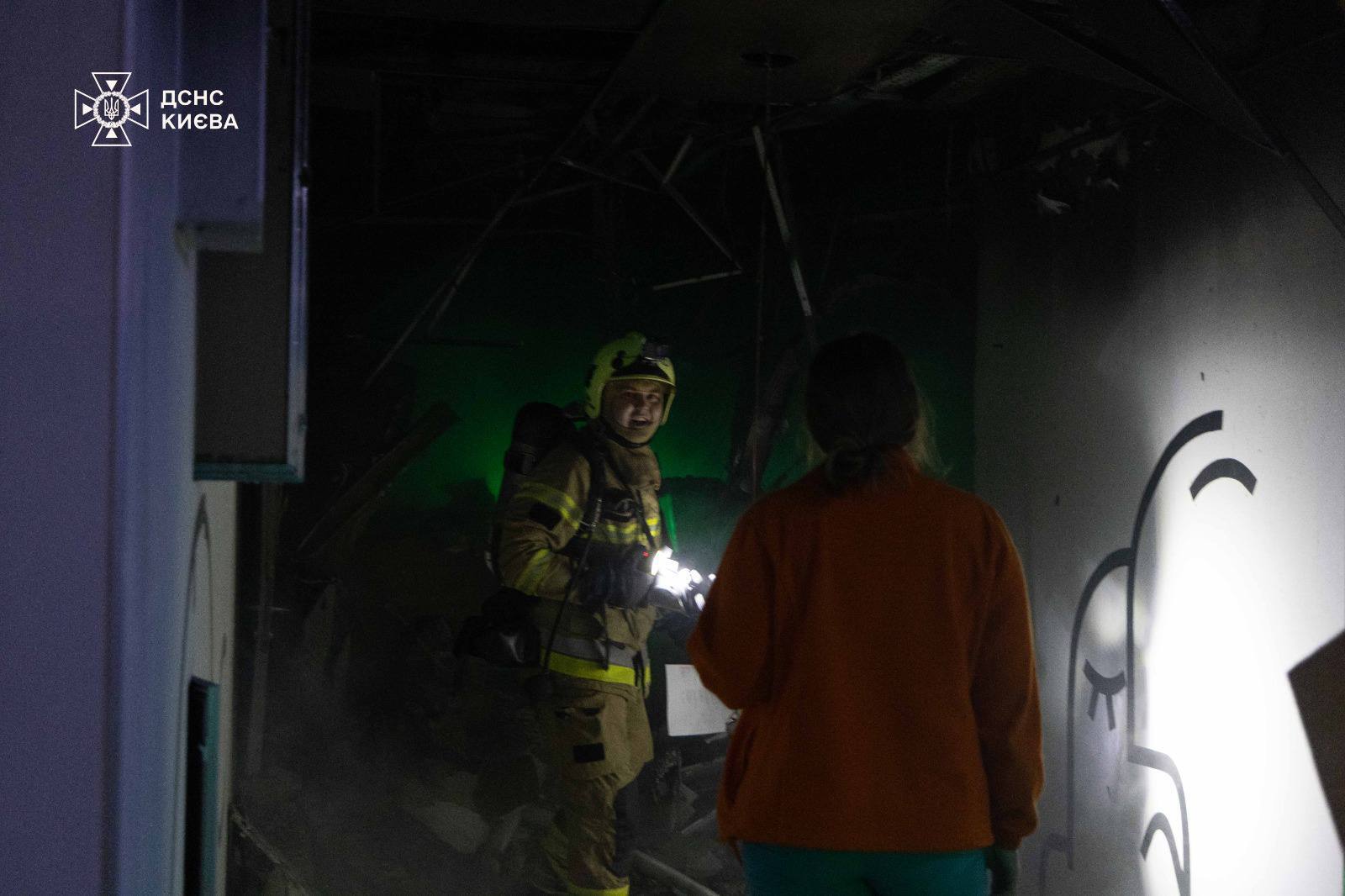 Росія вдарила по Києву: пошкоджено медзаклад, є жертва та постраждалі. Фото та відео