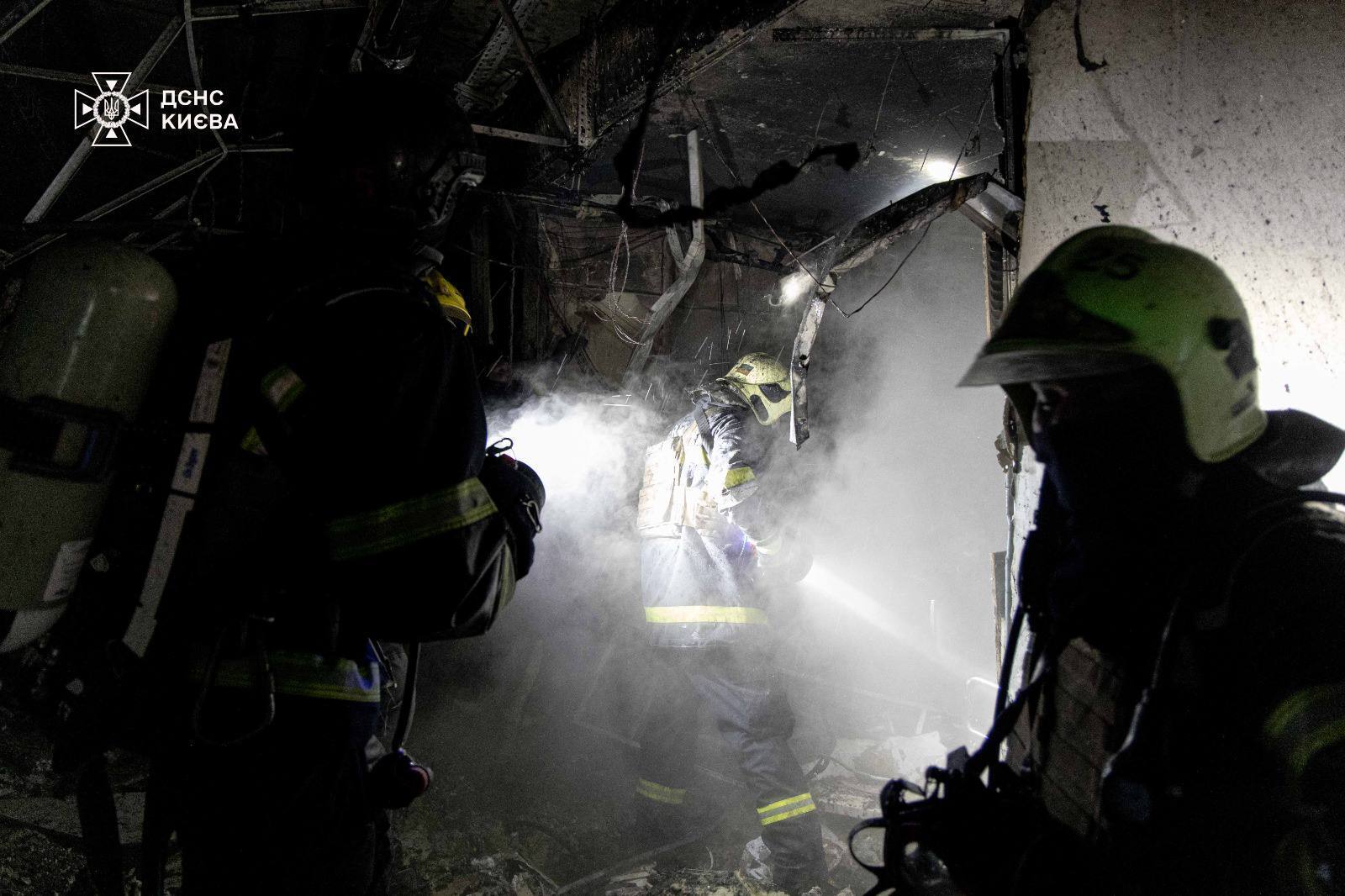 Росія вдарила по Києву: пошкоджено медзаклад, є жертва та постраждалі. Фото та відео