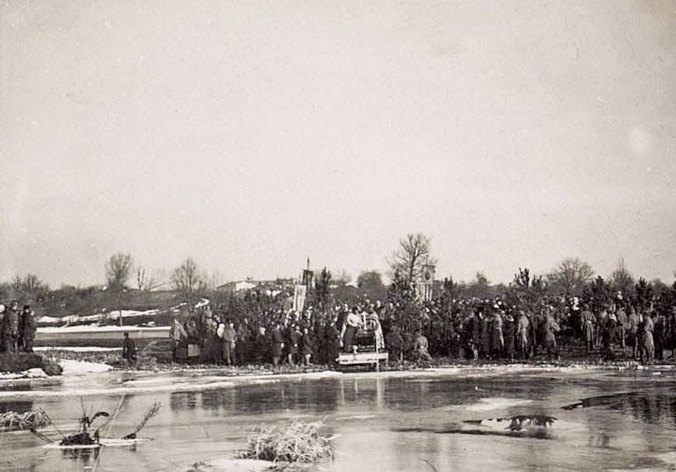 Водохреще понад 100 років тому: у мережі показали архівні фото з Волині