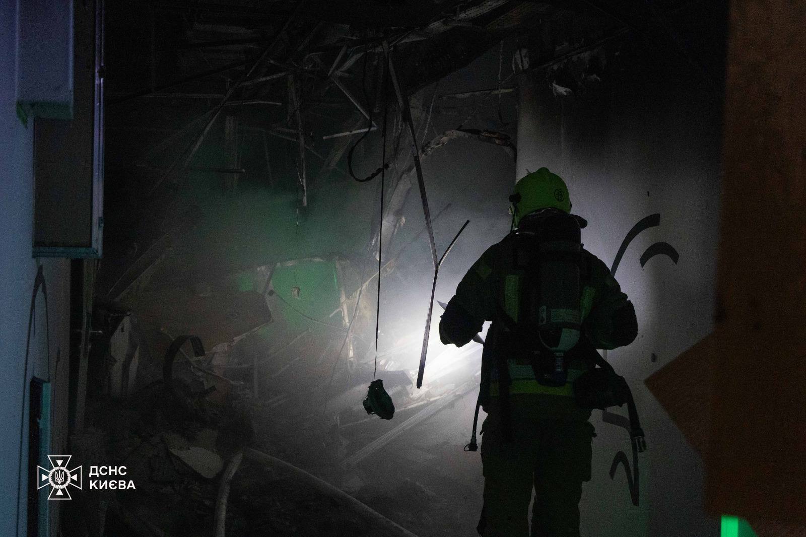 Росія вдарила по Києву: пошкоджено медзаклад, є жертва та постраждалі. Фото та відео