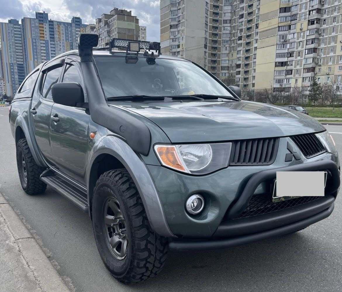 В Киеве на Оболони неизвестный поджег машину военного. Подробности и фото