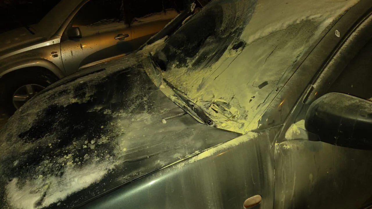 В Киеве на Оболони неизвестный поджег машину военного. Подробности и фото