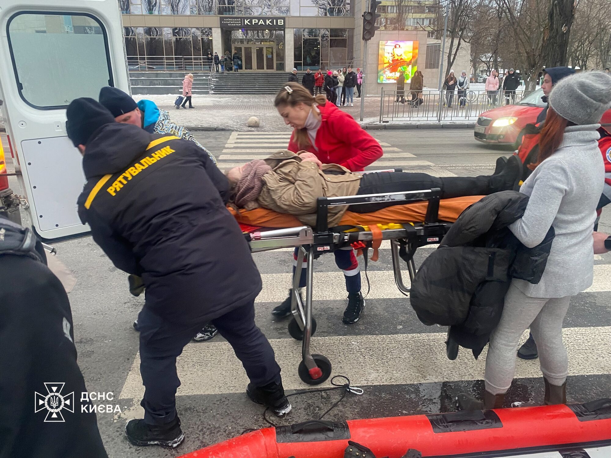 У Києві під кригу на річці Дніпро провалились хлопець та дівчина. Подробиці, фото та відео