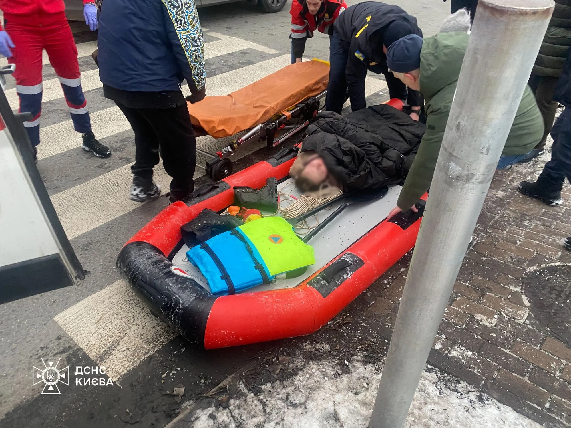 У Києві під кригу на річці Дніпро провалились хлопець та дівчина. Подробиці, фото та відео