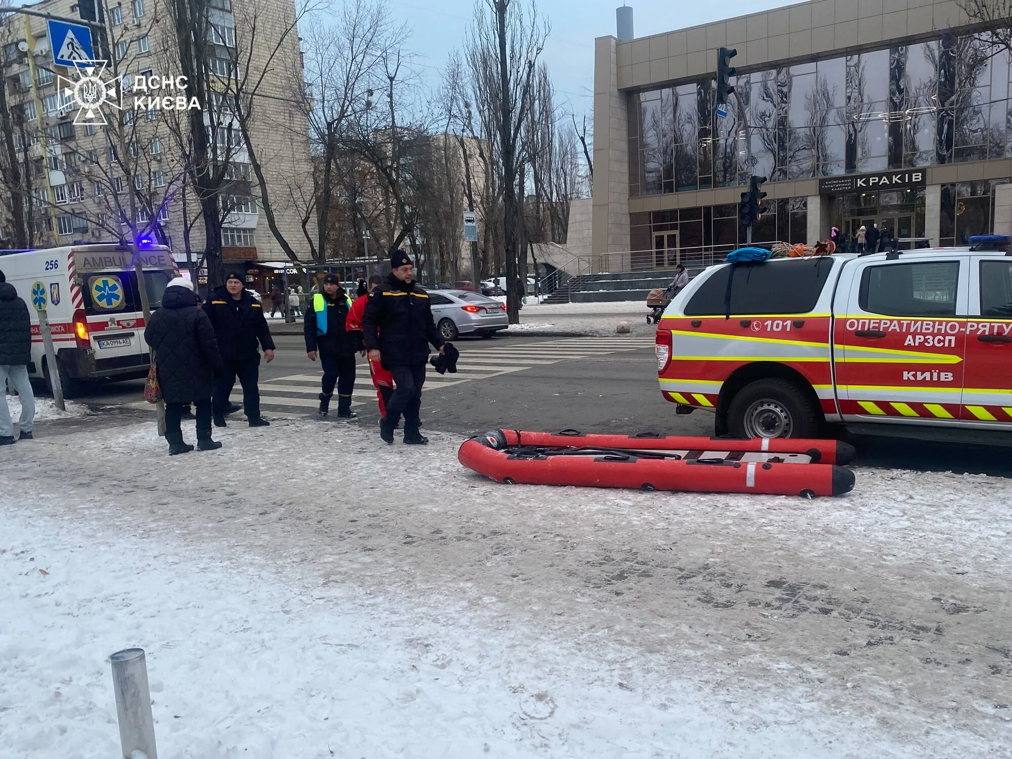 У Києві під кригу на річці Дніпро провалились хлопець та дівчина. Подробиці, фото та відео