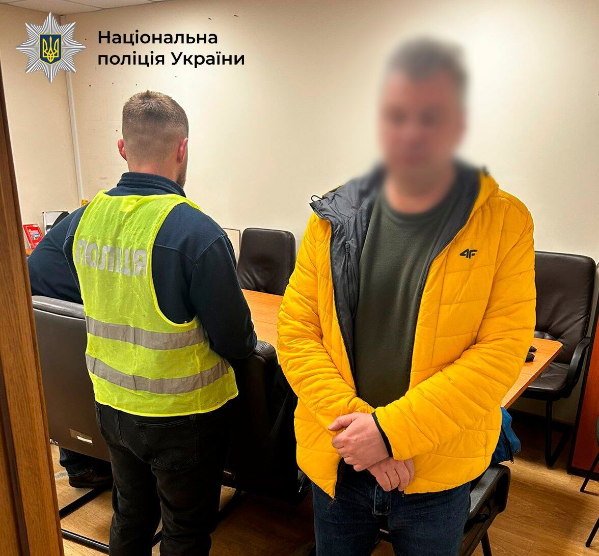 У Києві 16-річна дівчинка впала в яму з окропом: посадовцю "Київтеплоенерго" повідомили про підозру. Фото