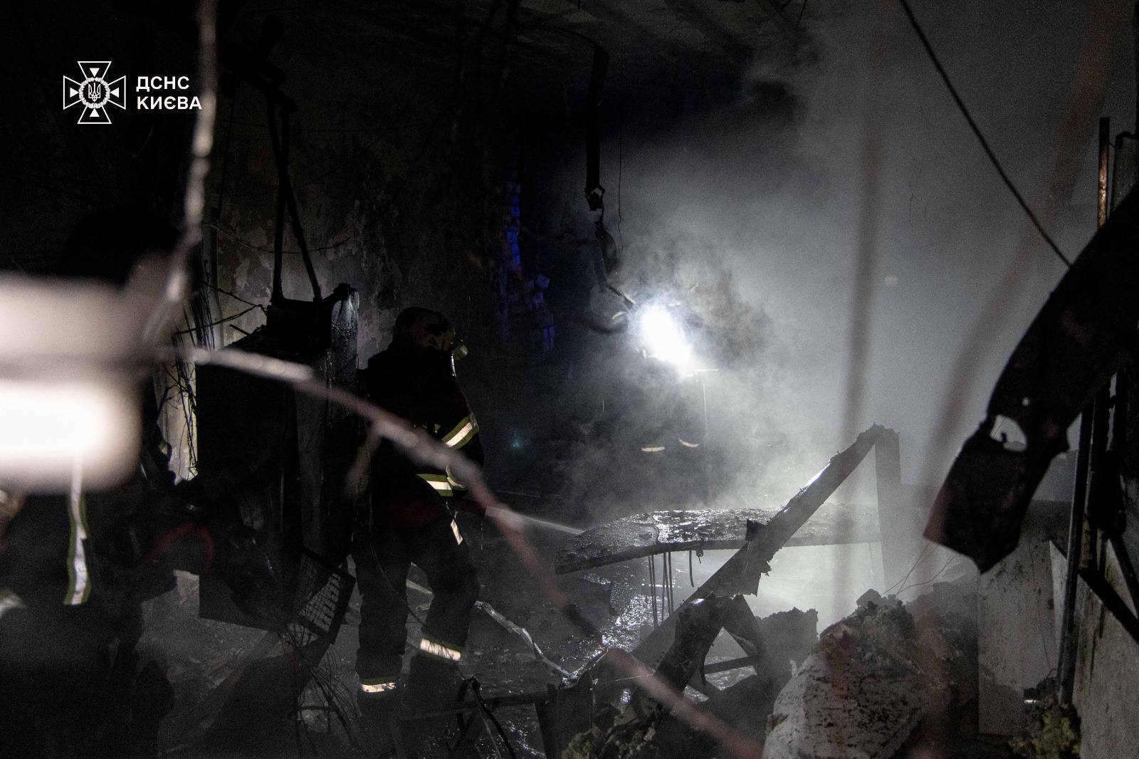 Росія вдарила по Києву: пошкоджено медзаклад, є жертва та постраждалі. Фото та відео