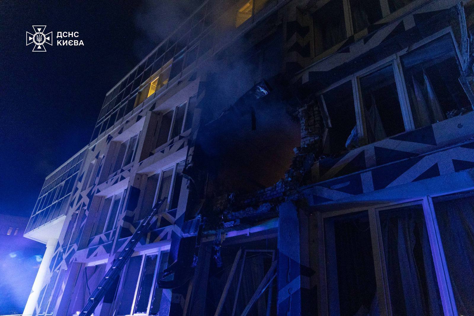 Росія вдарила по Києву: пошкоджено медзаклад, є жертва та постраждалі. Фото та відео