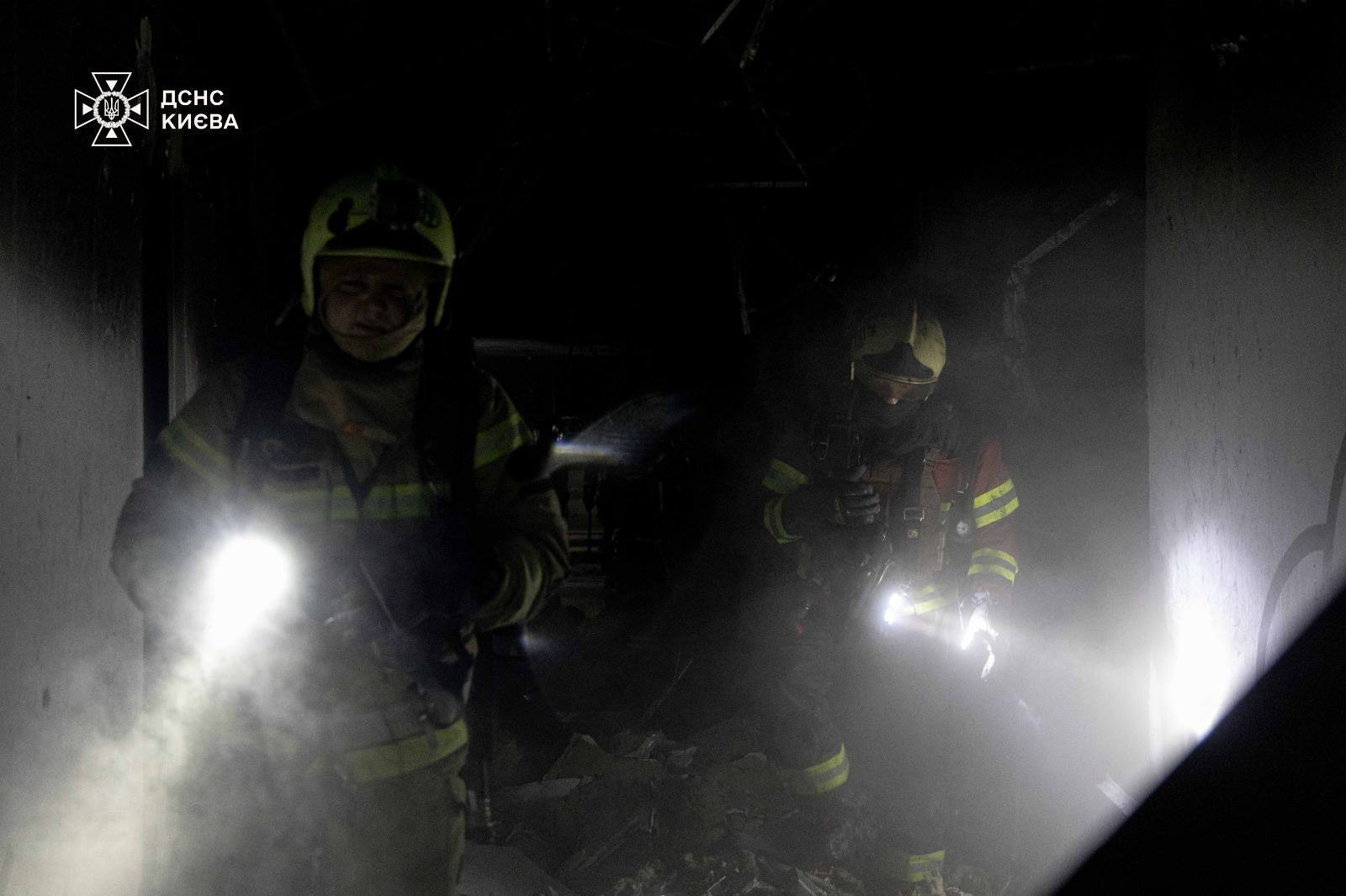 Росія вдарила по Києву: пошкоджено медзаклад, є жертва та постраждалі. Фото та відео