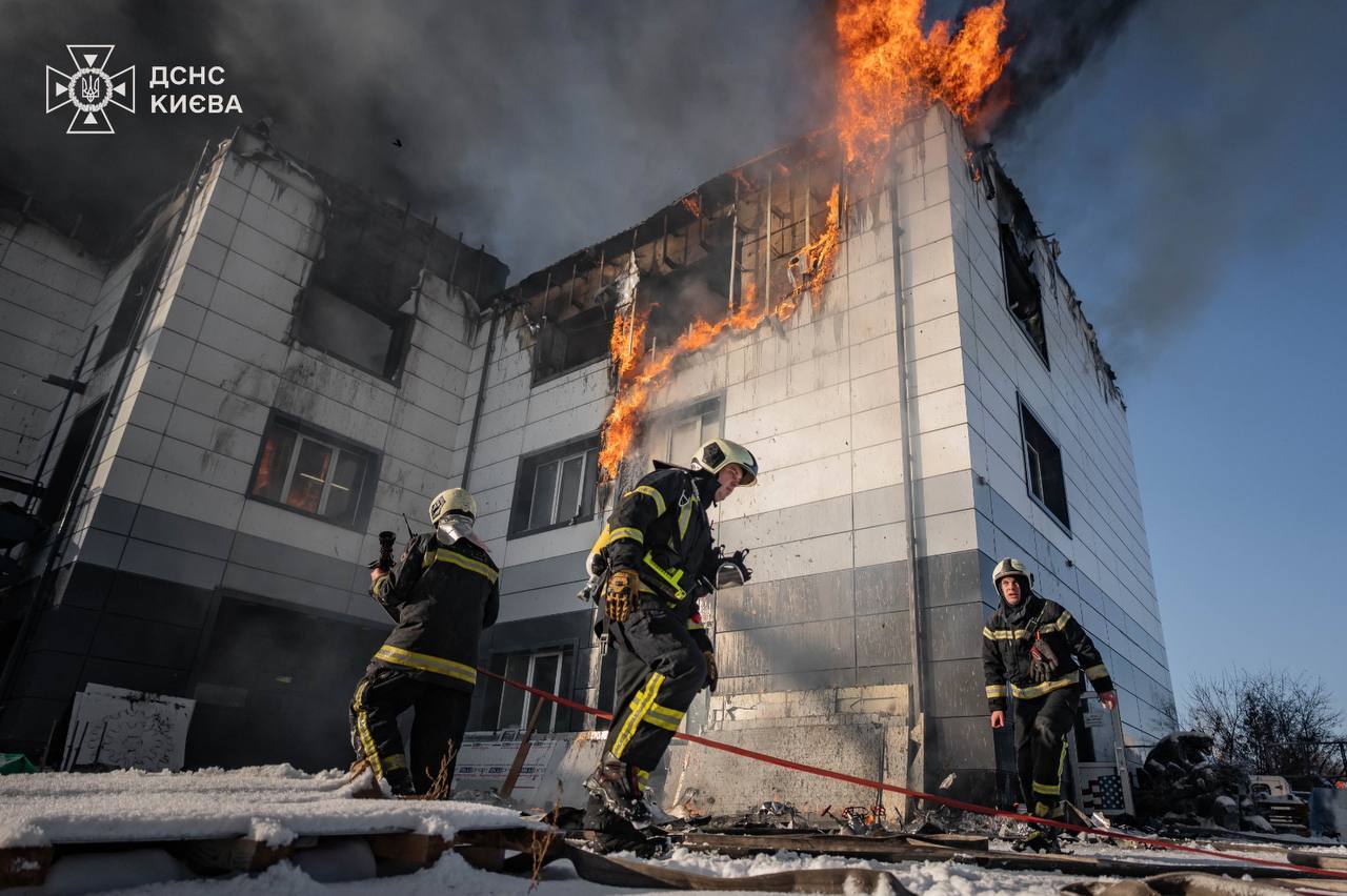 В Киеве произошел масштабный пожар: столб дыма был виден в нескольких районах города. Все подробности, фото и видео