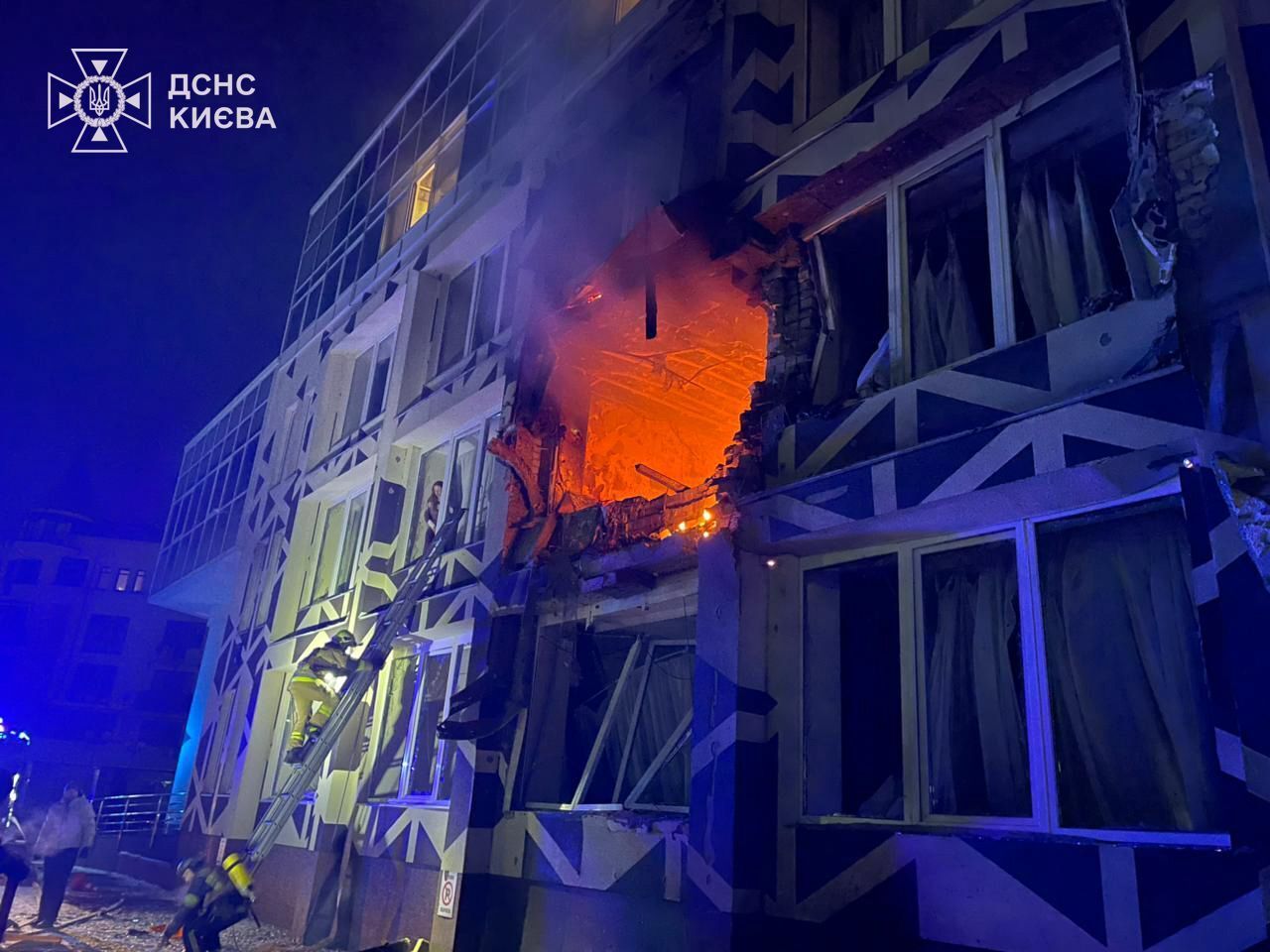 Росія вдарила по Києву: пошкоджено медзаклад, є жертва та постраждалі. Фото та відео