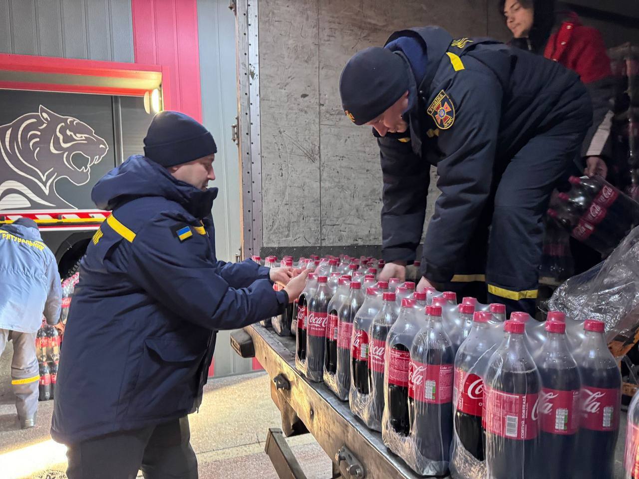 "Жест поваги і вдячності": Кока-Кола та Український Червоний Хрест підтримали підрозділи ДСНС, що працюють під обстрілами
