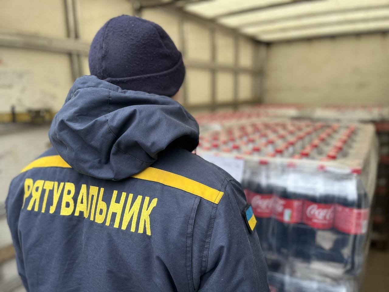 "Жест поваги і вдячності": Кока-Кола та Український Червоний Хрест підтримали підрозділи ДСНС, що працюють під обстрілами