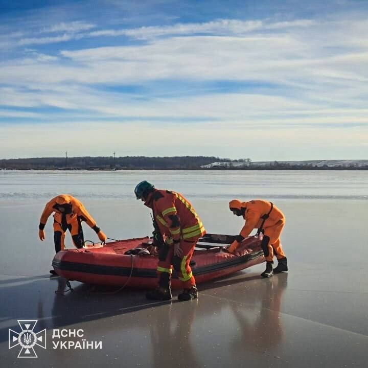 На Львівщині рибалка провалився під кригу: врятувати чоловіка не вдалося. Фото