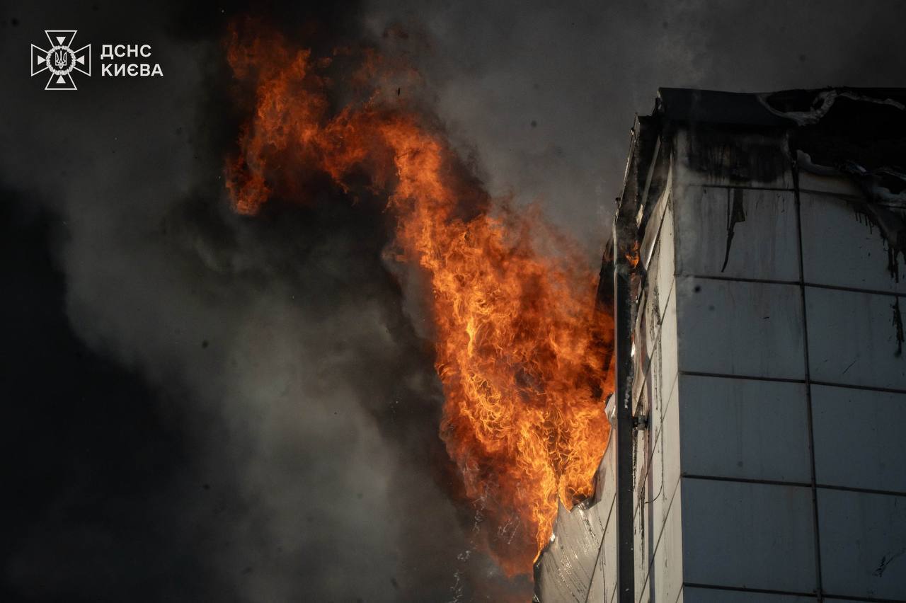 В Киеве произошел масштабный пожар: столб дыма был виден в нескольких районах города. Все подробности, фото и видео
