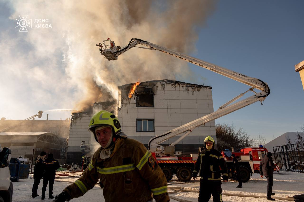 В Киеве произошел масштабный пожар: столб дыма был виден в нескольких районах города. Все подробности, фото и видео
