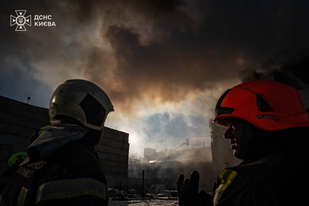 В Киеве произошел масштабный пожар: столб дыма был виден в нескольких районах города. Все подробности, фото и видео