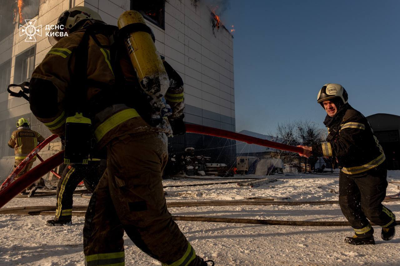 В Киеве произошел масштабный пожар: столб дыма был виден в нескольких районах города. Все подробности, фото и видео