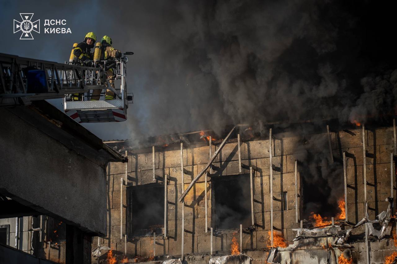 В Киеве произошел масштабный пожар: столб дыма был виден в нескольких районах города. Все подробности, фото и видео