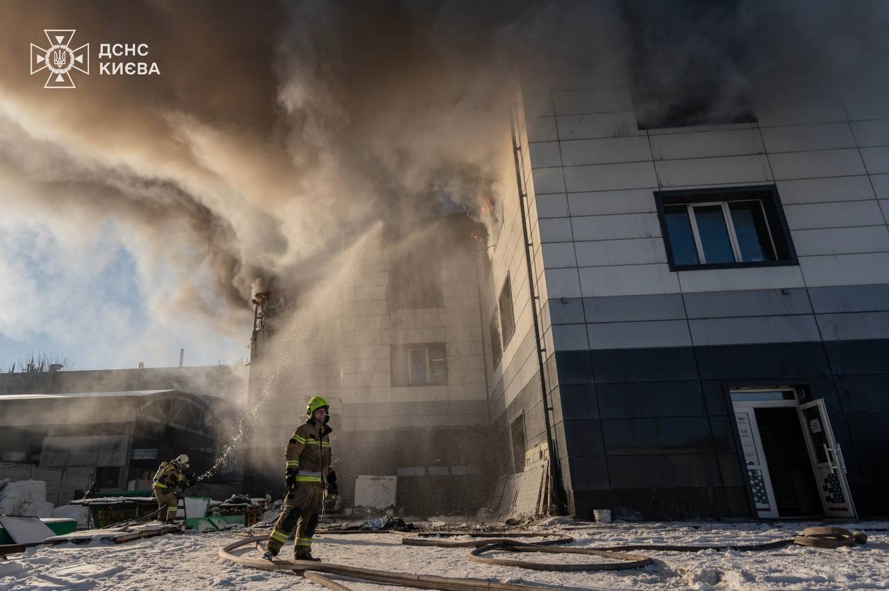 В Киеве произошел масштабный пожар: столб дыма был виден в нескольких районах города. Все подробности, фото и видео