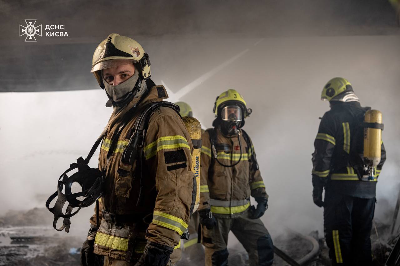 В Киеве произошел масштабный пожар: столб дыма был виден в нескольких районах города. Все подробности, фото и видео