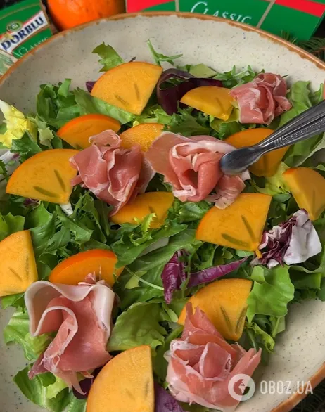 Вишуканий зимовий салат з хурмою без майонезу: чим заправити