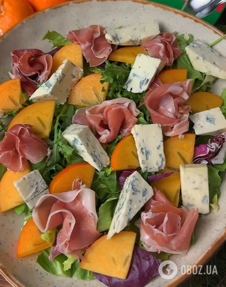 Вишуканий зимовий салат з хурмою без майонезу: чим заправити