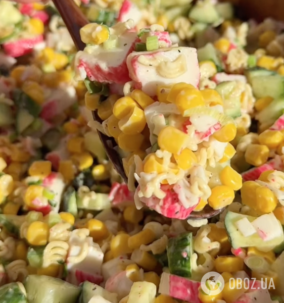 Крабовий салат із мівіною нашвидкуруч: рецепт бюджетної та смачної страви за 10 хвилин