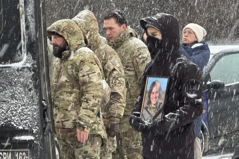 У Києві попрощалися з операторкою дронів, журналісткою і мисткинею Ланою "Саті" Чорногорською. Фото та відео