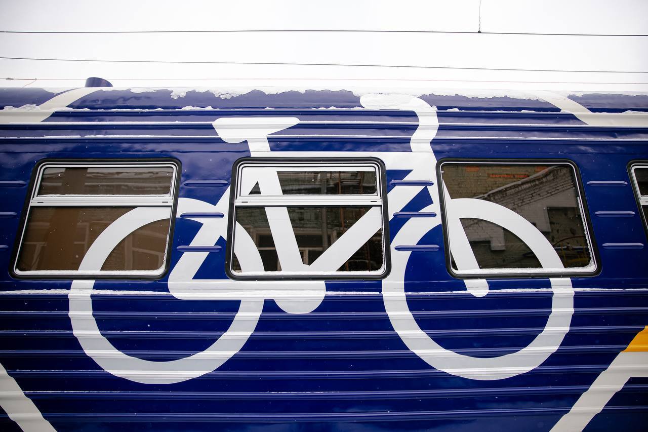 Поезд оборудован зонами для крепления велосипедов в главных вагонах.