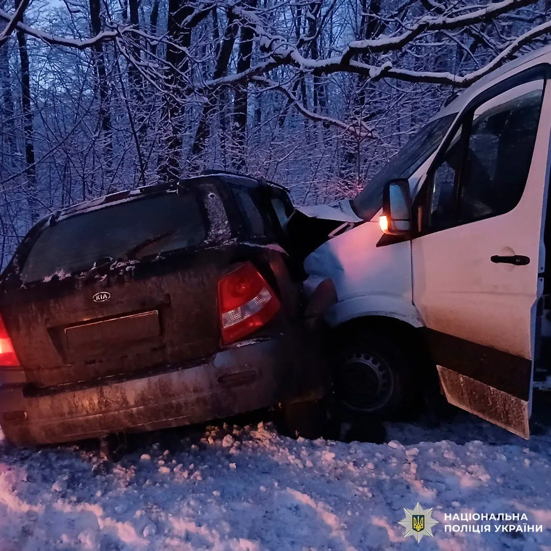 На Харківщині авто вилетіло на зустрічну і зіткнулось з автобусом: постраждали 18 людей. Фото