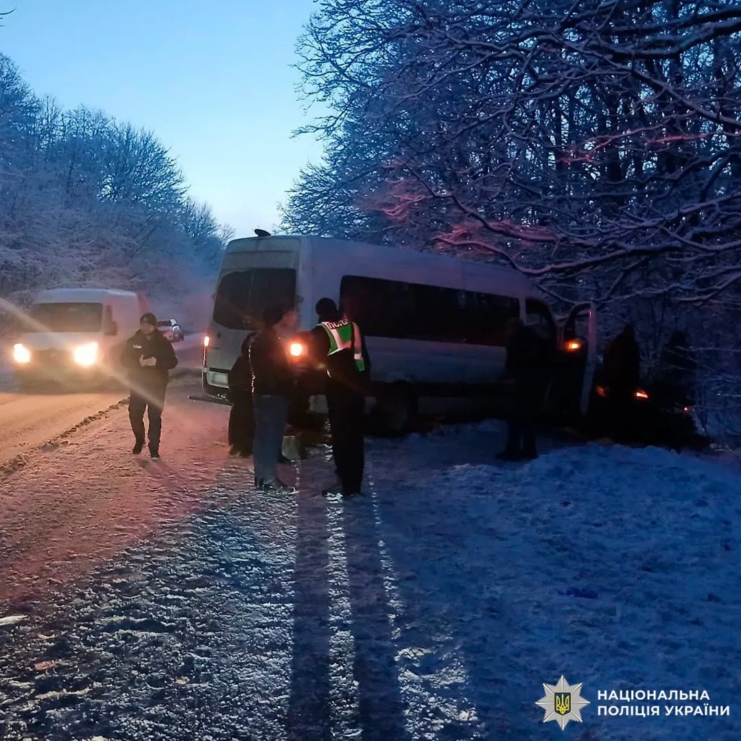 На Харківщині авто вилетіло на зустрічну і зіткнулось з автобусом: постраждали 18 людей. Фото
