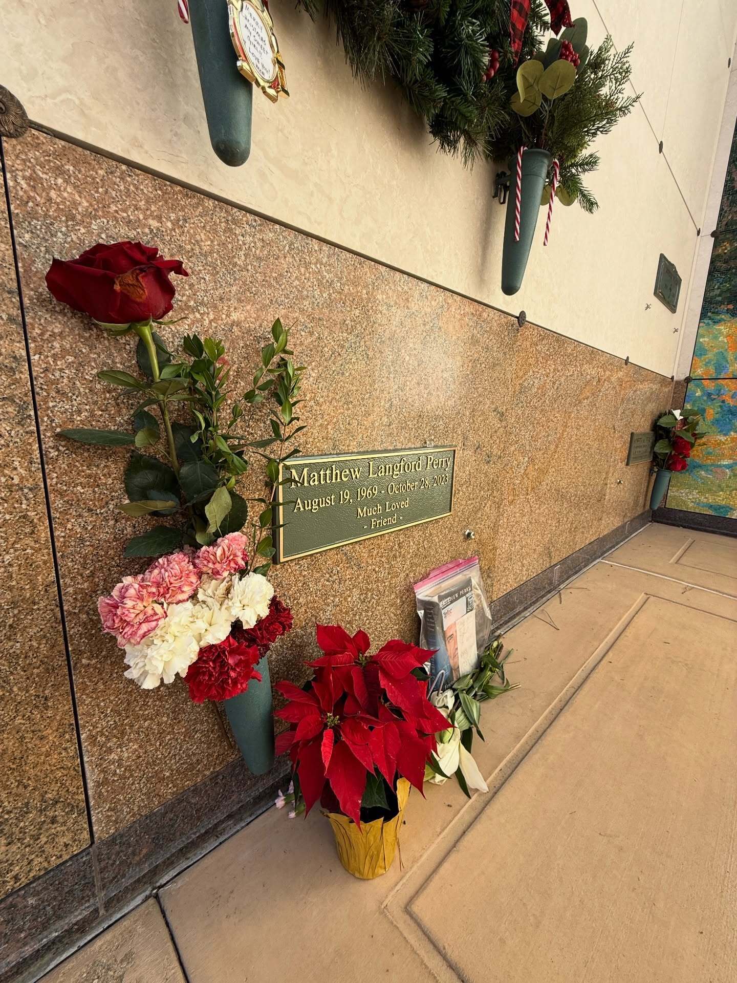 На могиле Мэттью Перри появился трогательный намек на "Друзей", который поймут только фанаты. Фото