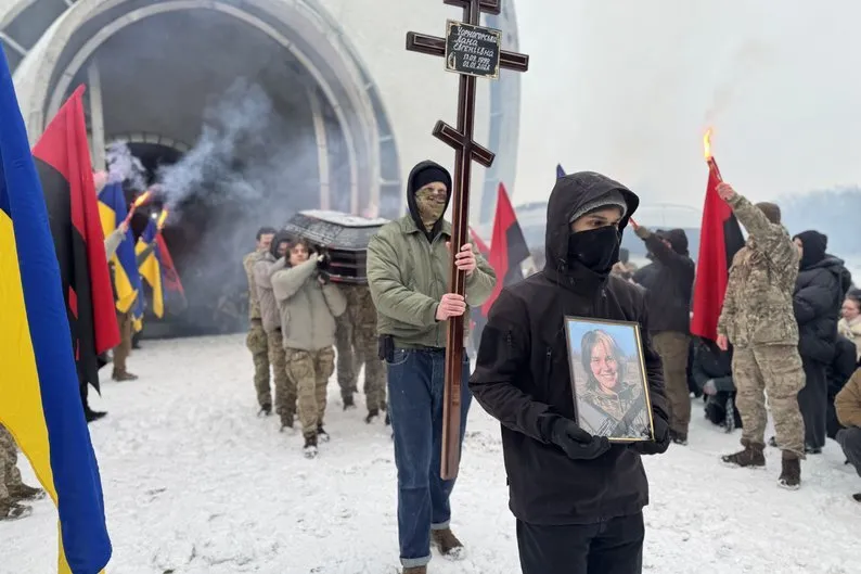 У Києві попрощалися з операторкою дронів, журналісткою і мисткинею Ланою "Саті" Чорногорською. Фото та відео