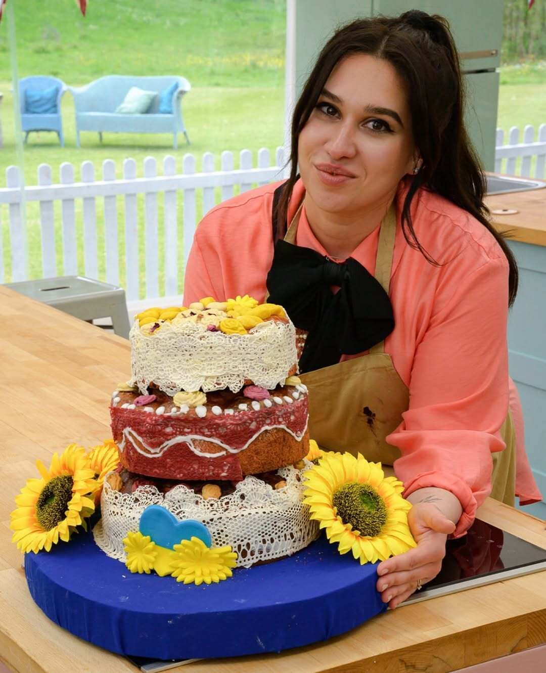 Її торт підкорив Велику Британію: кулінарка з Донбасу, яка вчилася пекти у бабусі, створила десерт у формі України і стала зіркою
