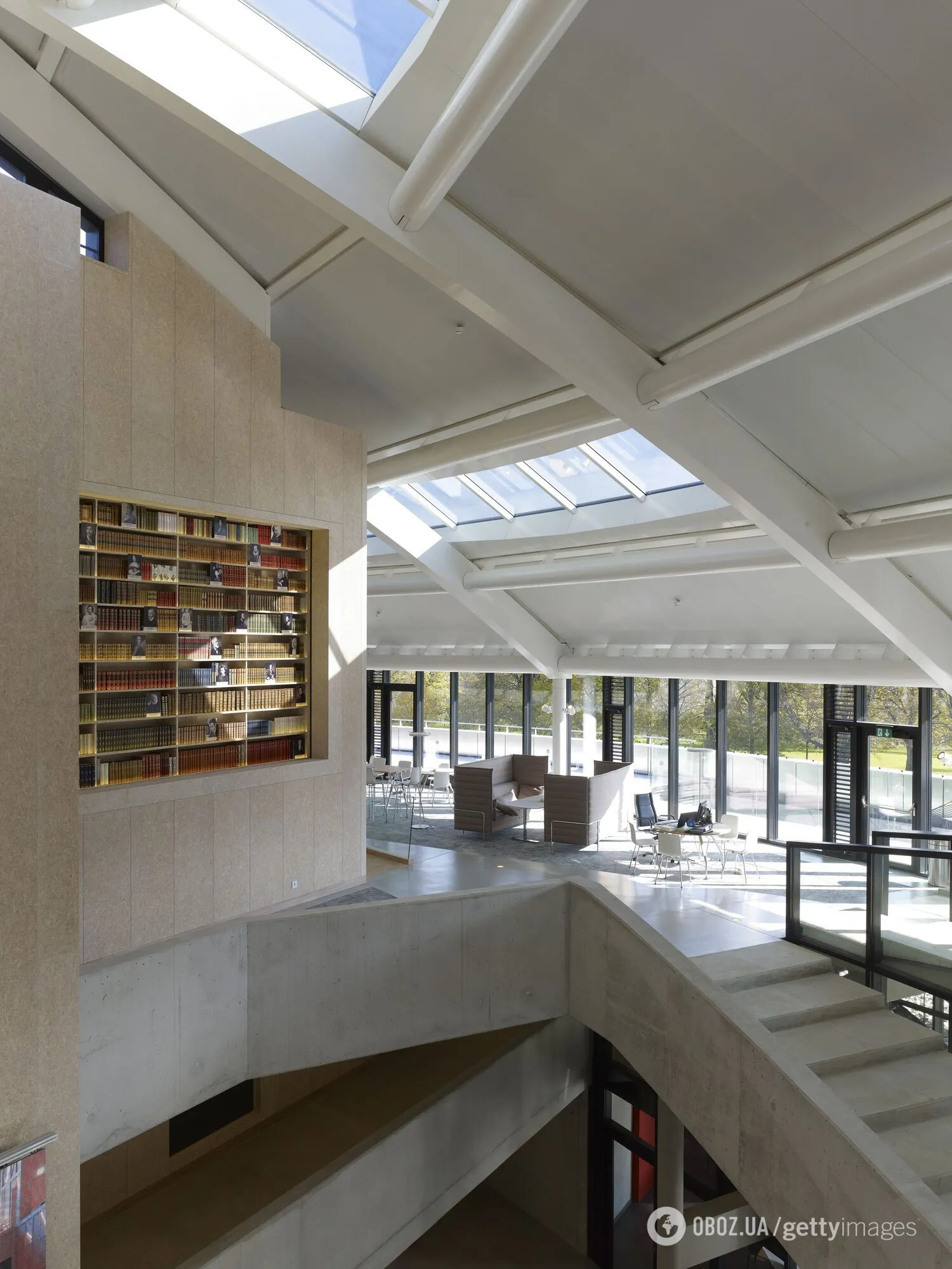 Який вигляд має найдорожча приватна школа світу, де батьки витрачають понад $200 000 на рік, щоб їхні діти жили серед принців, шахів та юних мільярдерів. Фото