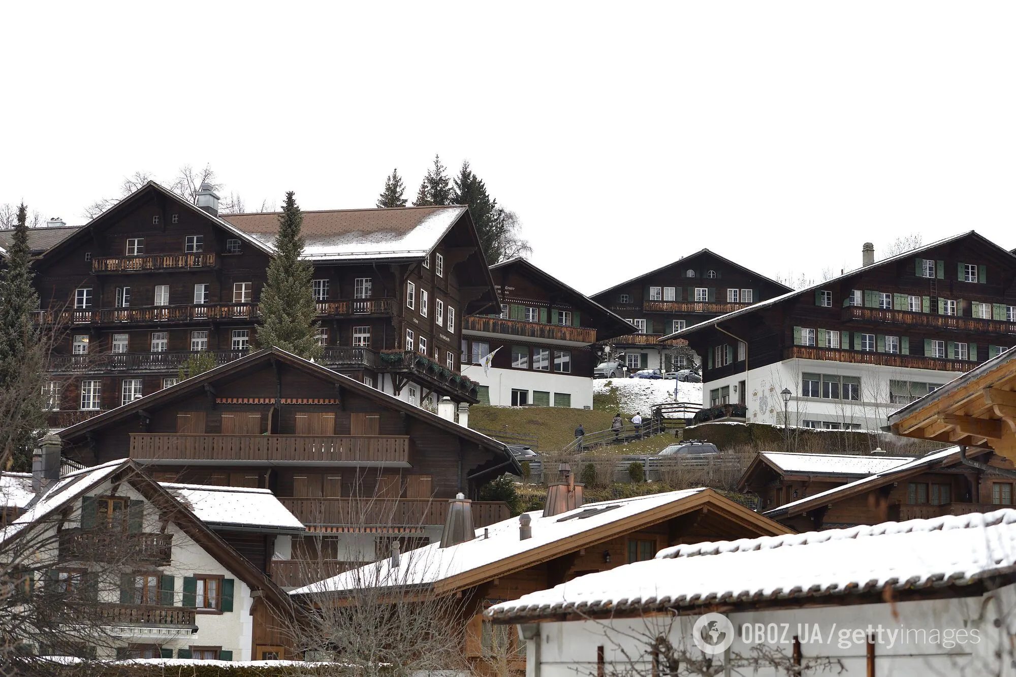 Який вигляд має найдорожча приватна школа світу, де батьки витрачають понад $200 000 на рік, щоб їхні діти жили серед принців, шахів та юних мільярдерів. Фото