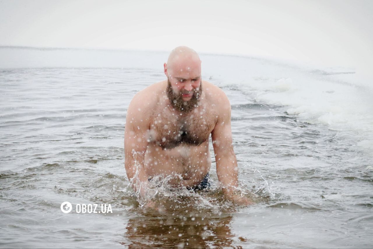 Мало людей та намети, щоб зігрітися: як проходило Водохреще 2026 у Києві. Подробиці, фото та відео