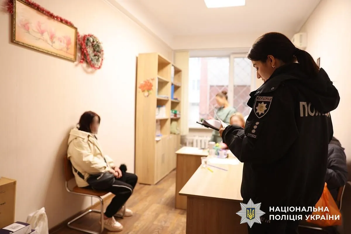 Оцінили в 10 тис. доларів: у Миколаєві поліцейські затримали матір та батька, які продали немовля