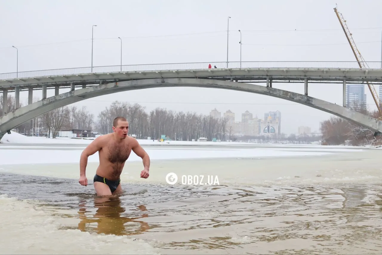 Мало людей та намети, щоб зігрітися: як проходило Водохреще 2026 у Києві. Подробиці, фото та відео