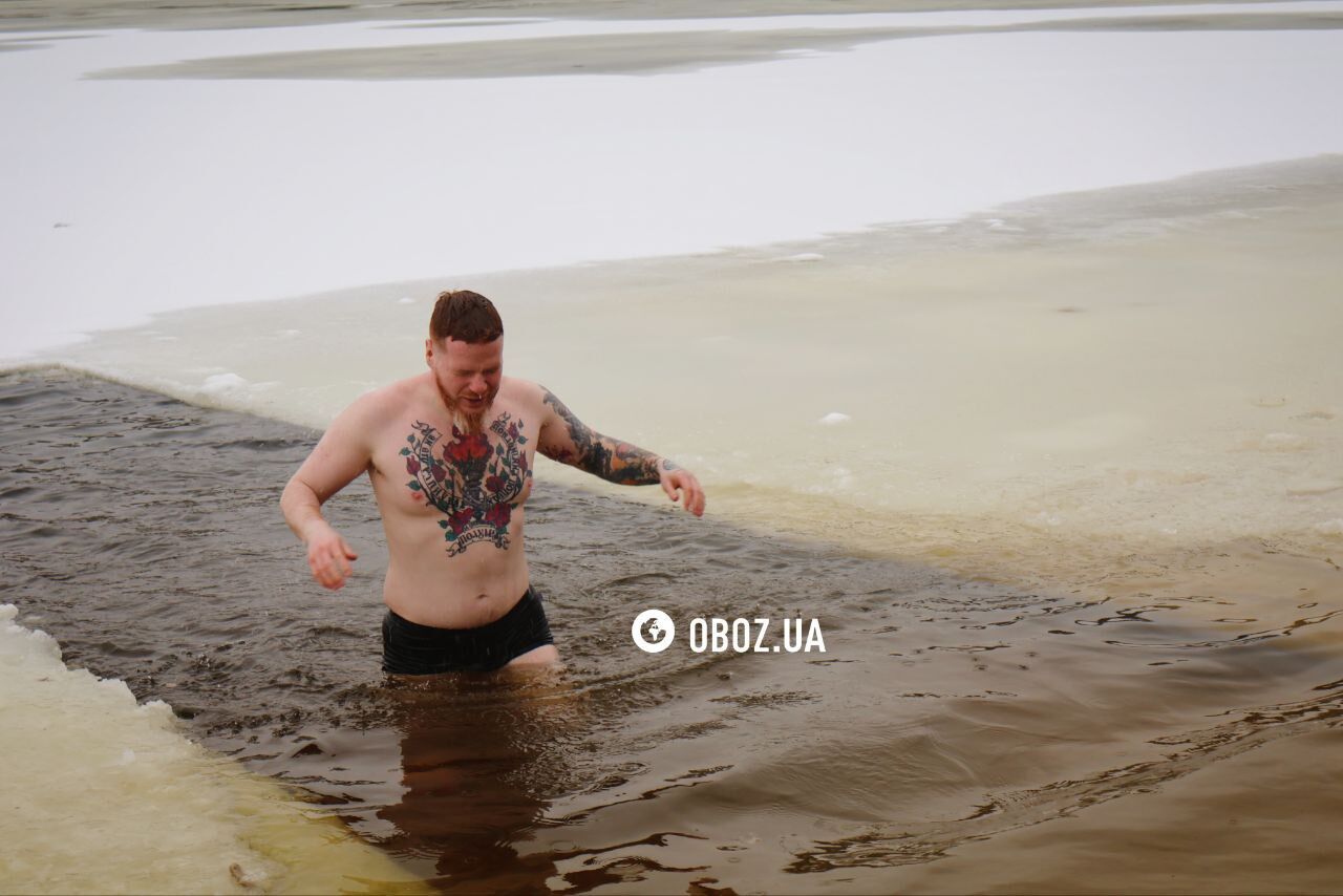 Мало людей та намети, щоб зігрітися: як проходило Водохреще 2026 у Києві. Подробиці, фото та відео