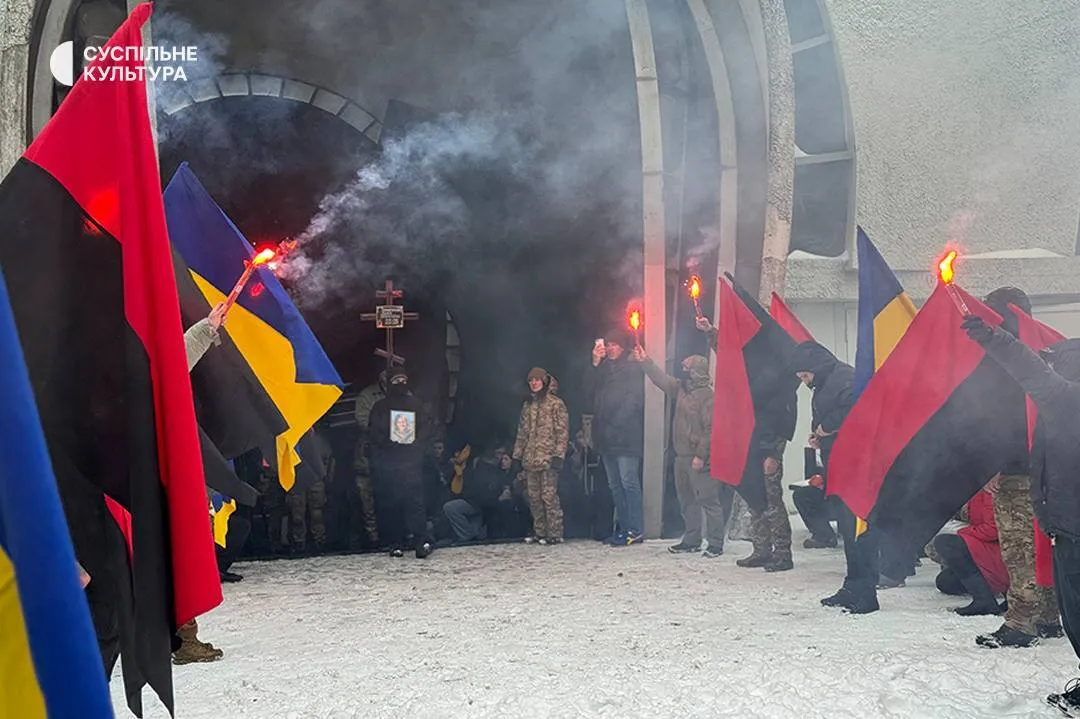 У Києві попрощалися з операторкою дронів, журналісткою і мисткинею Ланою "Саті" Чорногорською. Фото та відео