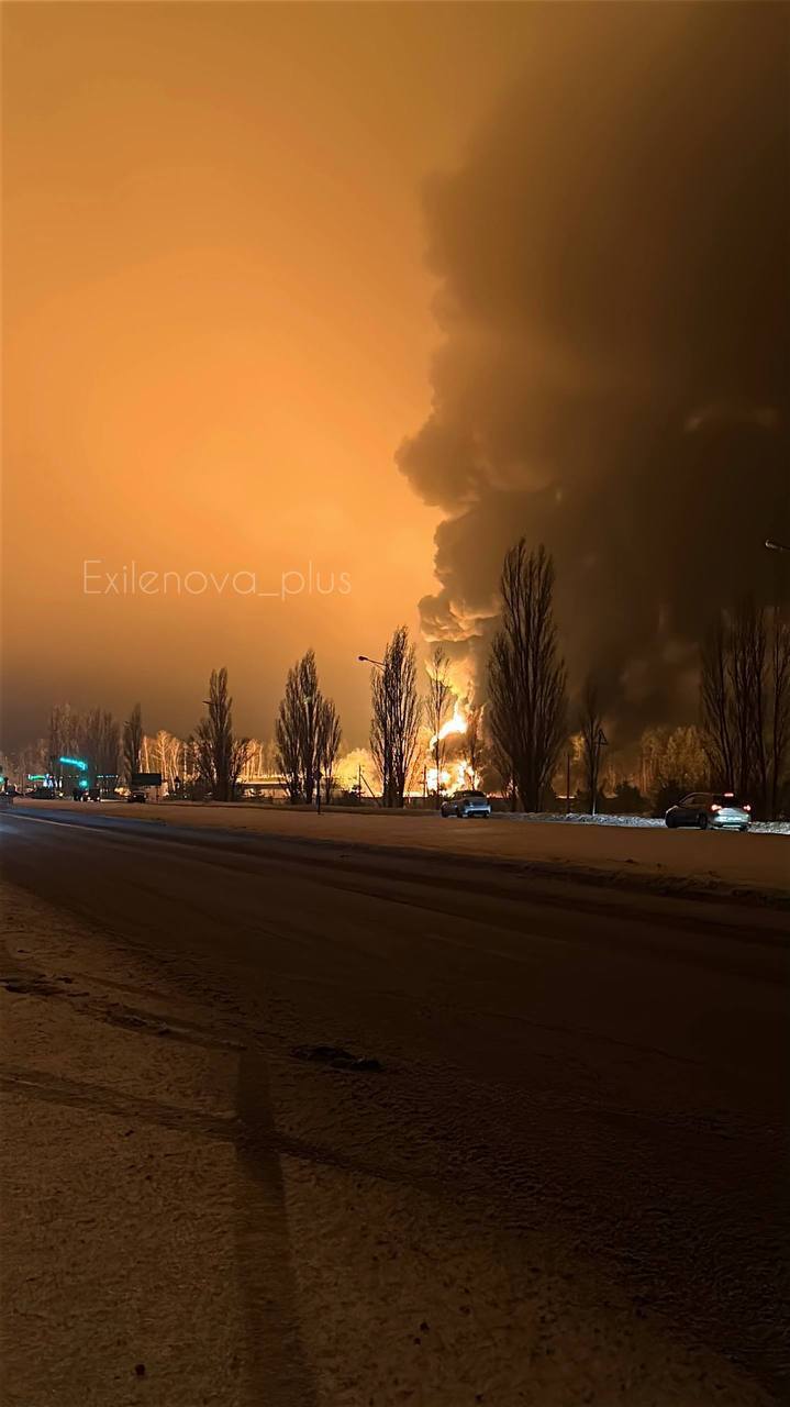 Дрони атакували нафтобазу у Старому Осколі на Бєлгородщині: пожежу видно здалеку. Фото й відео