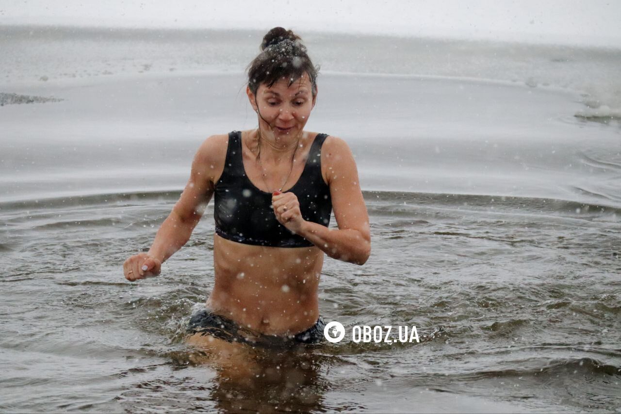 Мало людей та намети, щоб зігрітися: як проходило Водохреще 2026 у Києві. Подробиці, фото та відео