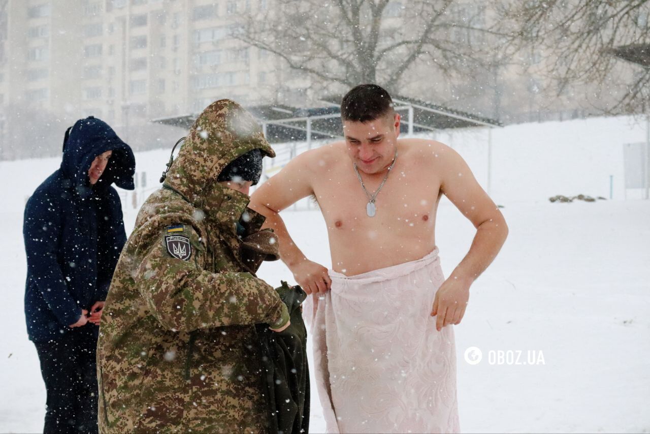 Мало людей та намети, щоб зігрітися: як проходило Водохреще 2026 у Києві. Подробиці, фото та відео